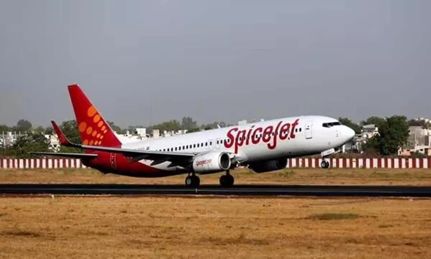 National News, SpiceJet, SpiceJet emergency landing, Kolkata airport, Subhash Chandra Bose International Airport