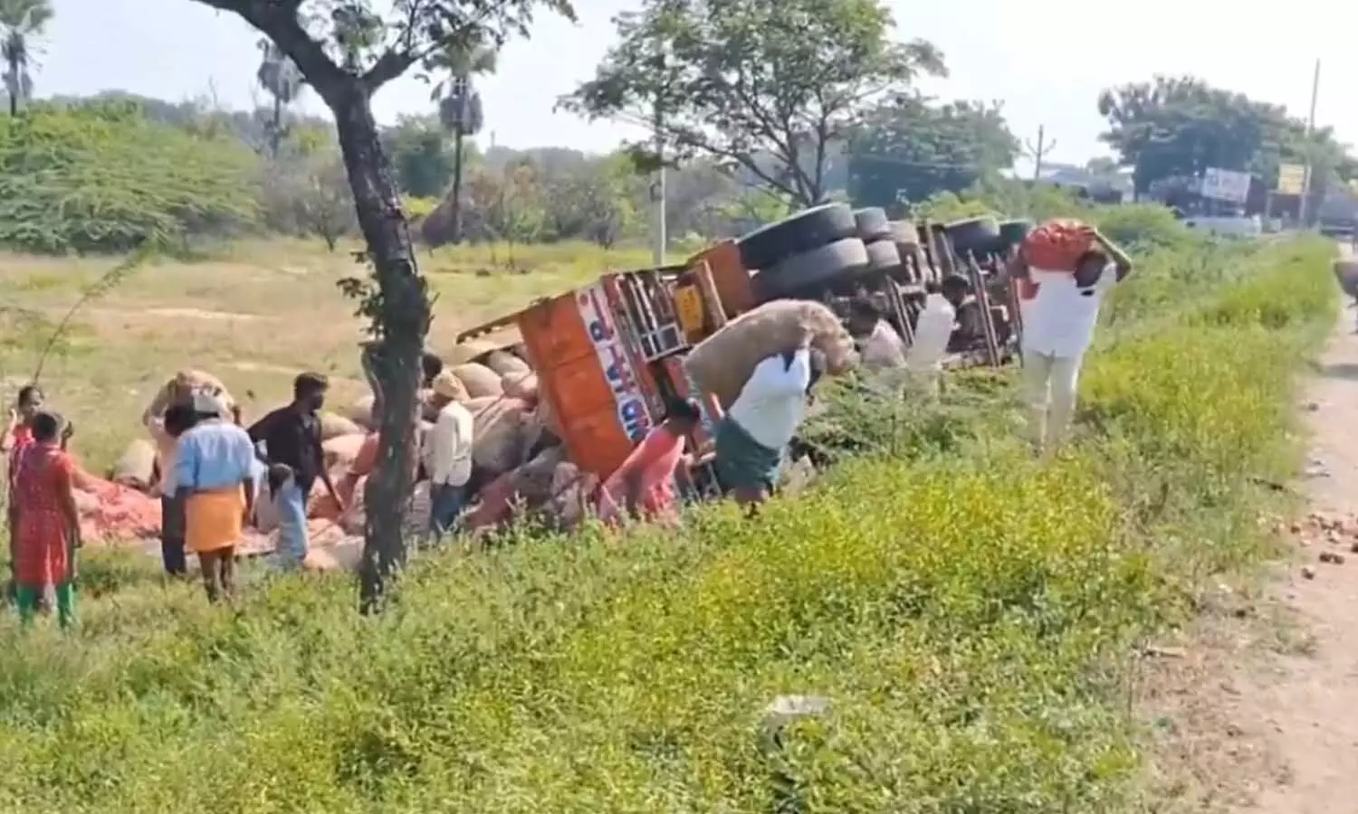 Video : ఉల్లిపాయల లారీ బోల్తా పడిందని తెలియగానే..