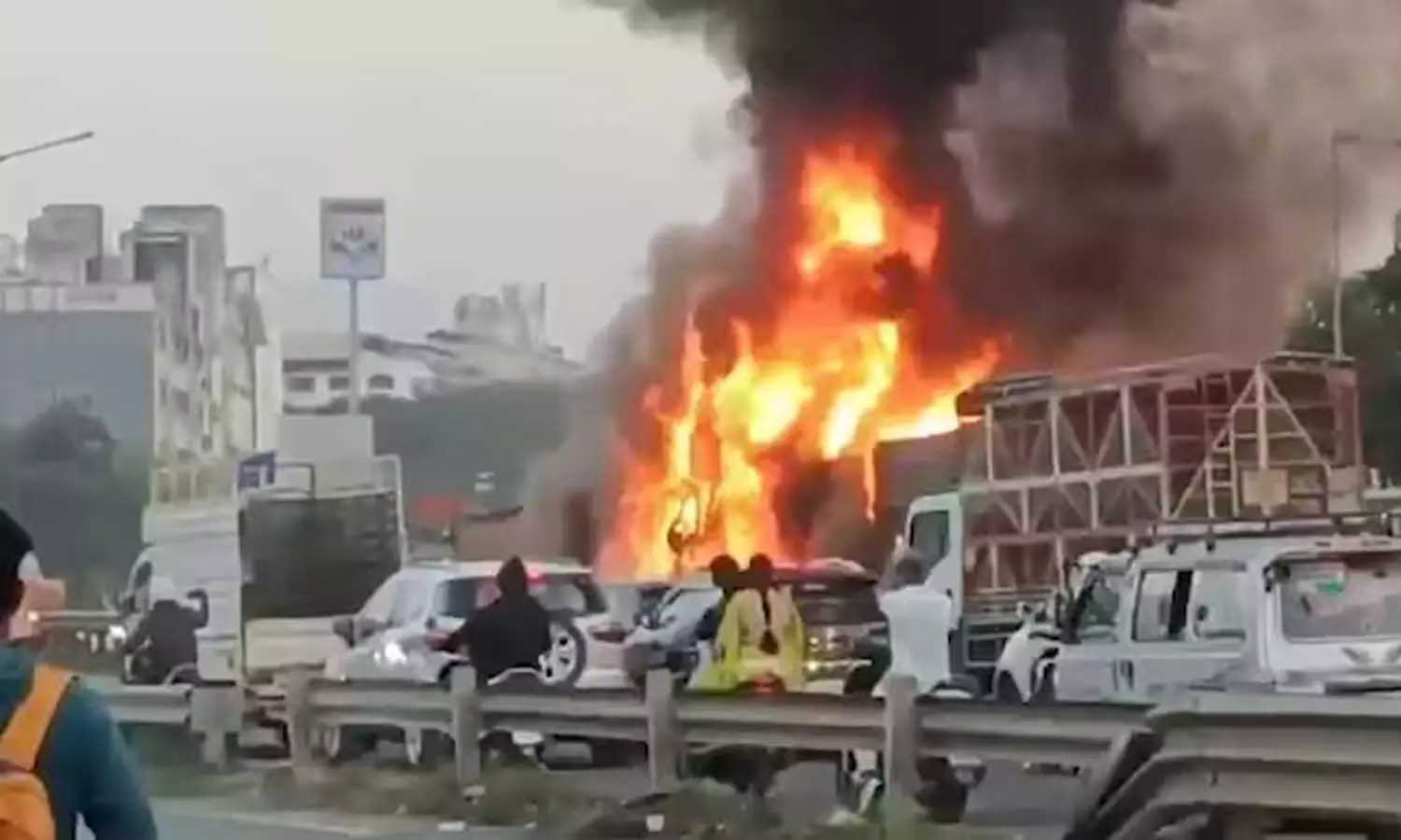 8 charred to death, Pune, goods truck collides with six vehicles,