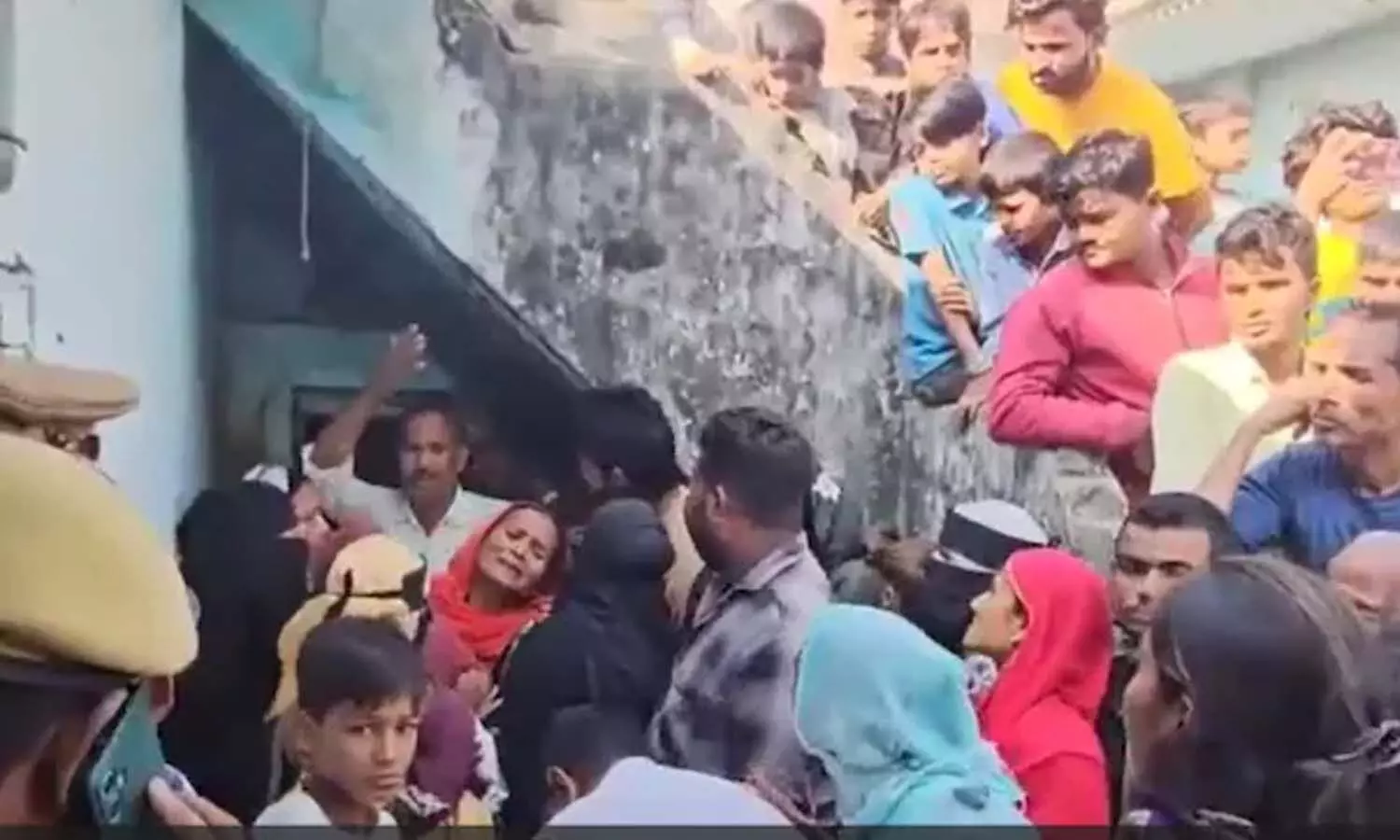 Man kills wife and 3 children, hanging self, UttarPradesh, Crime Man kills wife and 3 children, hanging self, UttarPradesh, Crime