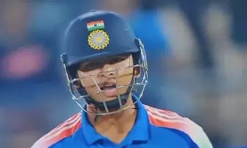 Video : రెచ్చగొట్టిన పాక్ బౌలర్కు దిమ్మతిరిగే సమాధానమిచ్చిన వైభవ్ సూర్యవంశీ Video : రెచ్చగొట్టిన పాక్ బౌలర్కు దిమ్మతిరిగే సమాధానమిచ్చిన వైభవ్ సూర్యవంశీ