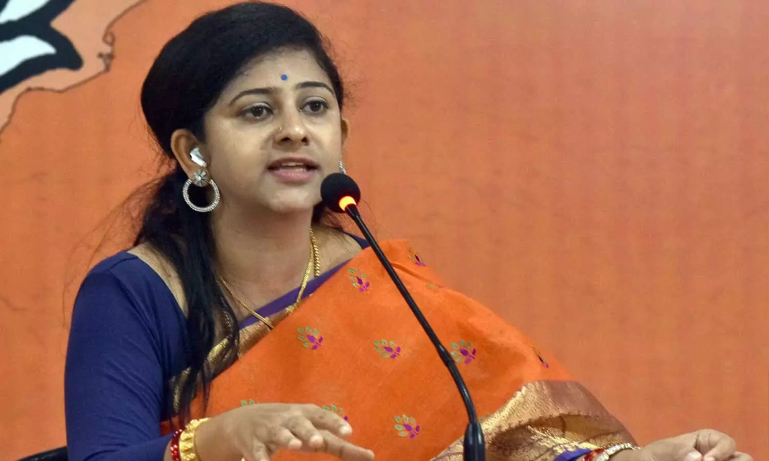 హిందూ దేవుళ్లను అంటే ఊరుకోం.. యామిని శర్మ హెచ్చరిక