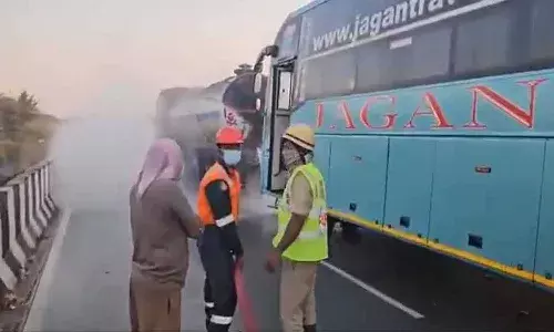 యాసిడ్ ట్యాంకర్‌ను ఢీకొట్టిన ప్రైవేట్ బస్సు