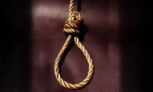 కుటుంబ కలహాలతో మంత్రి పీఏ భార్య ఆత్మహత్య కుటుంబ కలహాలతో మంత్రి పీఏ భార్య ఆత్మహత్య