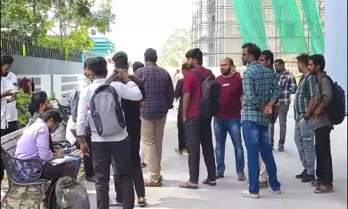 మాదాపూర్లో రోడ్డెక్కిన 400 మంది నిరుద్యోగులు మాదాపూర్లో రోడ్డెక్కిన 400 మంది నిరుద్యోగులు