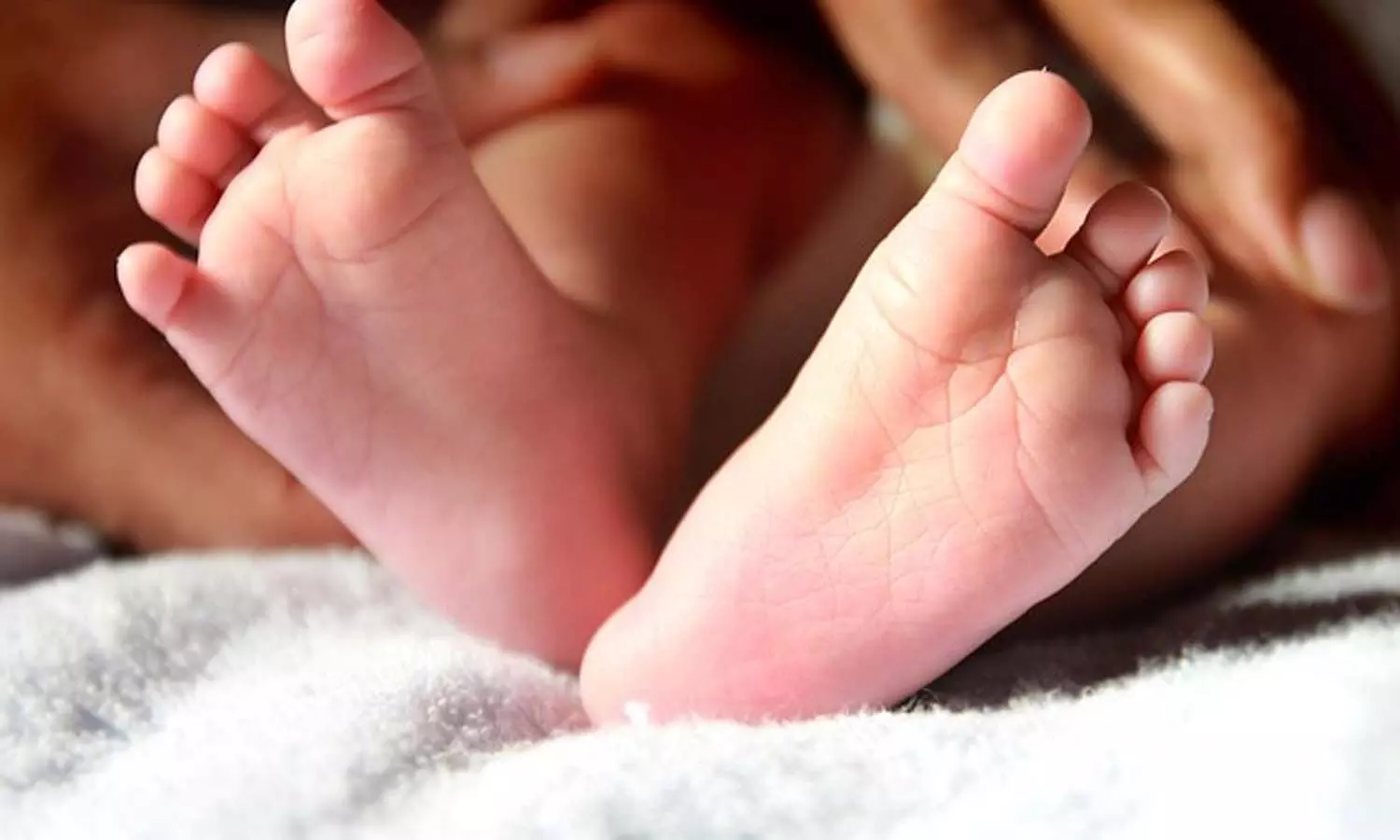 షాకింగ్.. హాస్టల్ వాష్రూమ్లో మగబిడ్డకు జన్మనిచ్చిన టెన్త్ విద్యార్థిని షాకింగ్.. హాస్టల్ వాష్రూమ్లో మగబిడ్డకు జన్మనిచ్చిన టెన్త్ విద్యార్థిని