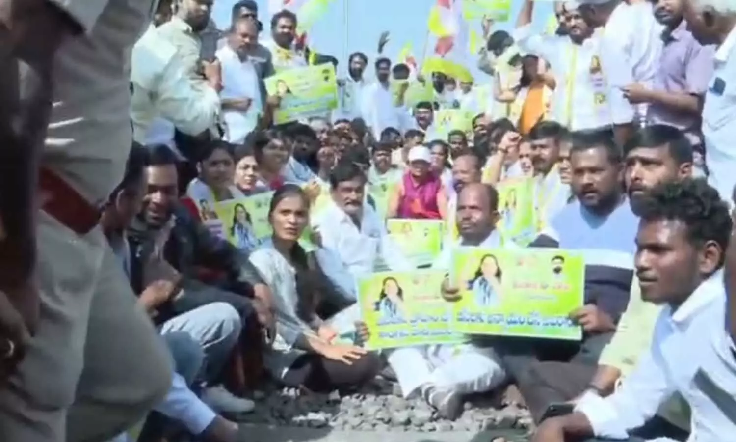 రైలు పట్టాలపై కవిత.. యాక్షన్ లోకి దిగిన పోలీసులు