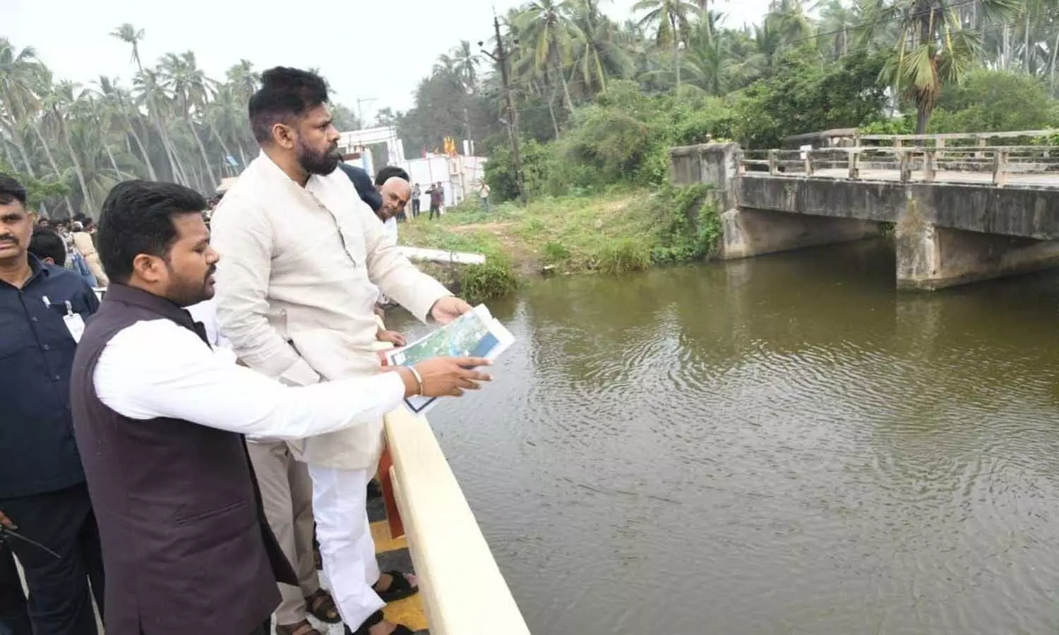 పవన్ కళ్యాణ్ పర్యటనలో అపరిచిత వ్యక్తి కదలికలు.. ఎవ‌ర‌త‌ను.?