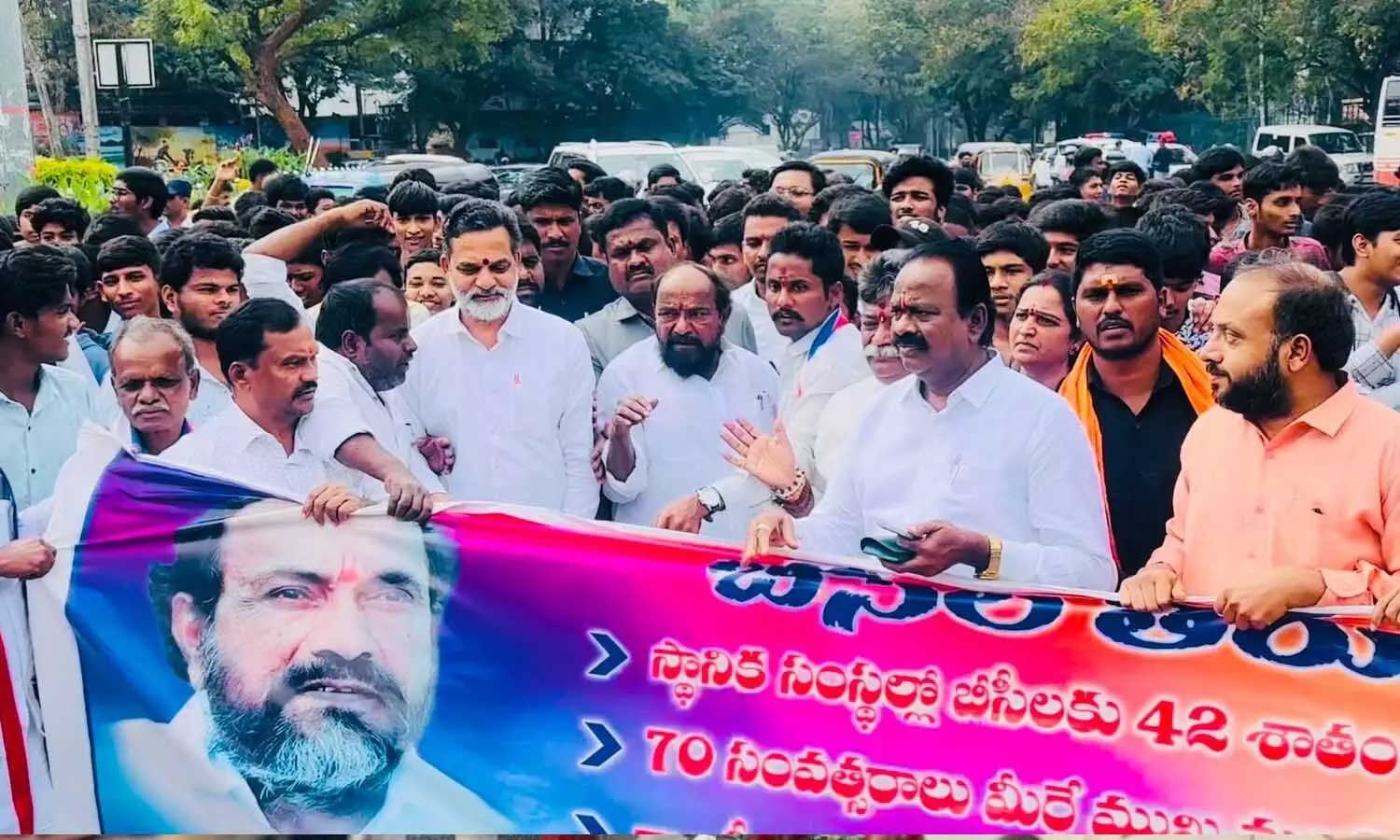 స్థానిక ఎన్నికలను వాయిదావేసి.. 42 శాతం బీసీ రిజర్వేషన్‌లను అమలు చేయాల్సిందే