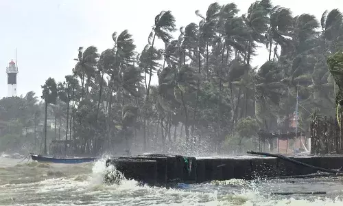 Cyclone Ditwah : 100 కి.మీ వేగంతో గాలులు.. మూడు రాష్ట్రాలకు ఐఎండీ అలర్ట్..!