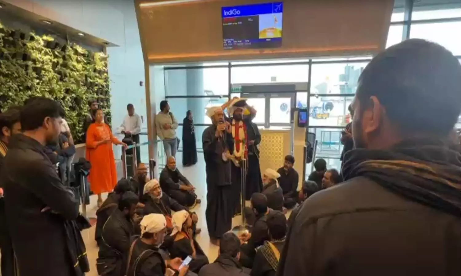 Hyderabad News, Shamshabad, Rajiv Gandhi International Airport, Ayyappa devotees protest, Flight Delay