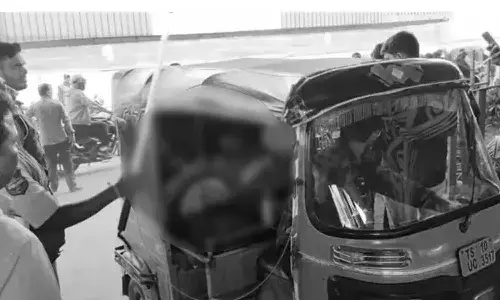 Hyderabad, Two youths found dead, autorickshaw,Chandrayangutta, police suspect drug overdose