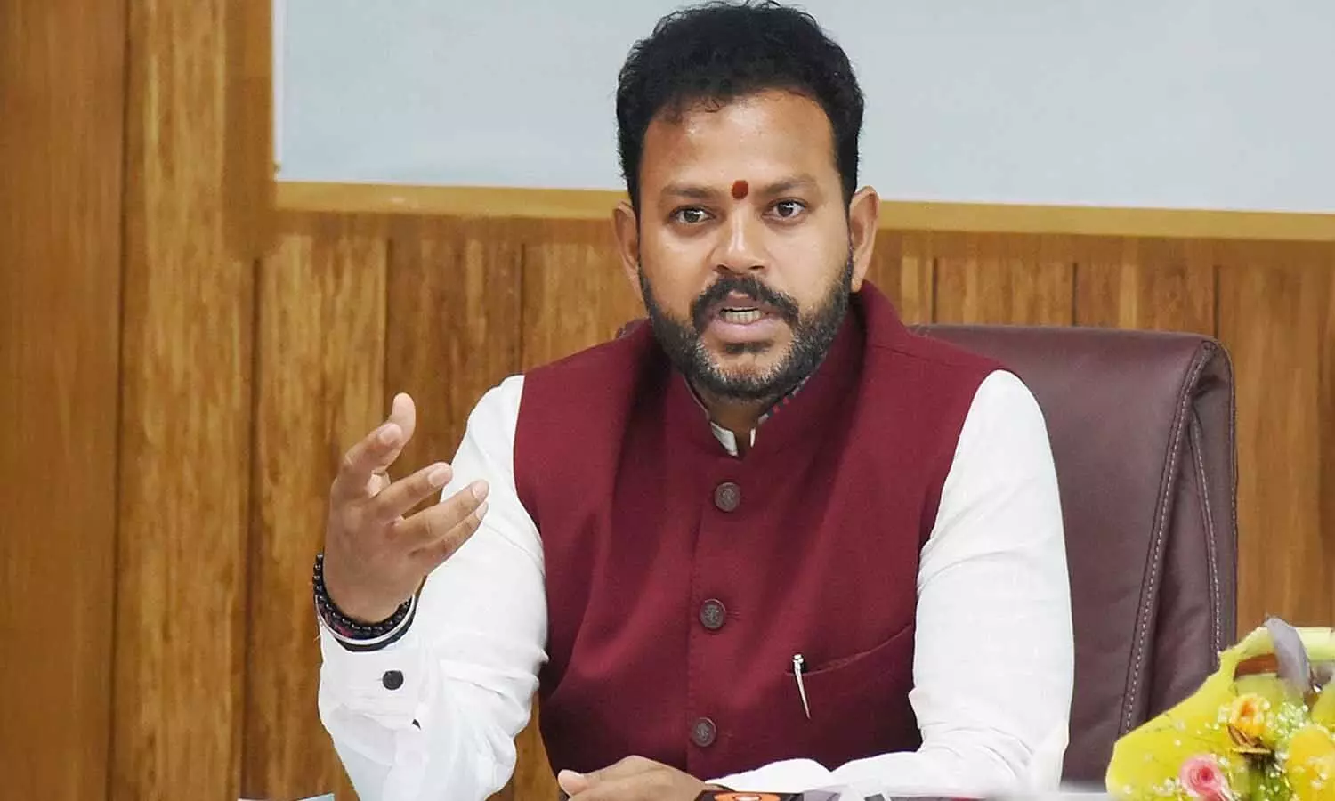 విమానయాన సంస్థలకు హెచ్చరికలు జారీ చేసిన కేంద్ర మంత్రి రామ్మోహన్ నాయుడు