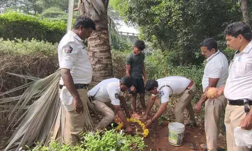 Police, last rites, monkey , Vijayawada Police, last rites, monkey , Vijayawada