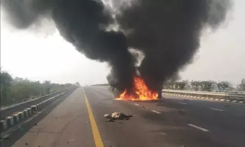 ఎక్స్‌ప్రెస్‌వేపై ఘోర ప్రమాదం.. ఐదుగురు సజీవదహనం