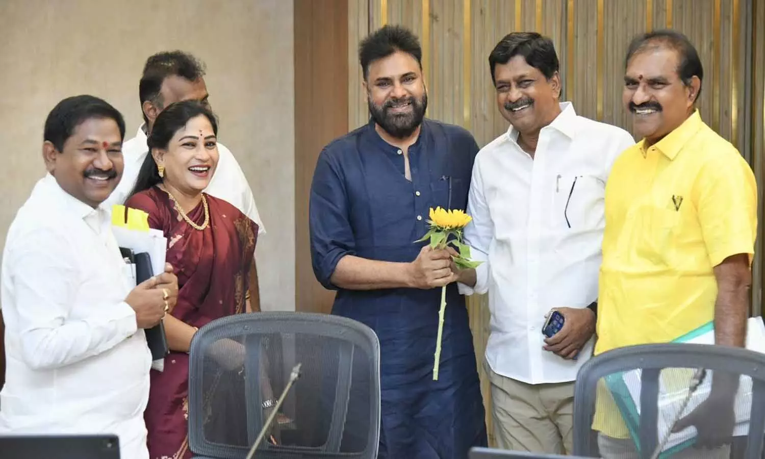 పవన్ కళ్యాణ్కు కృతజ్ఞతలు తెలిపిన మంత్రులు పవన్ కళ్యాణ్కు కృతజ్ఞతలు తెలిపిన మంత్రులు