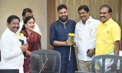 పవన్ కళ్యాణ్కు కృతజ్ఞతలు తెలిపిన మంత్రులు పవన్ కళ్యాణ్కు కృతజ్ఞతలు తెలిపిన మంత్రులు
