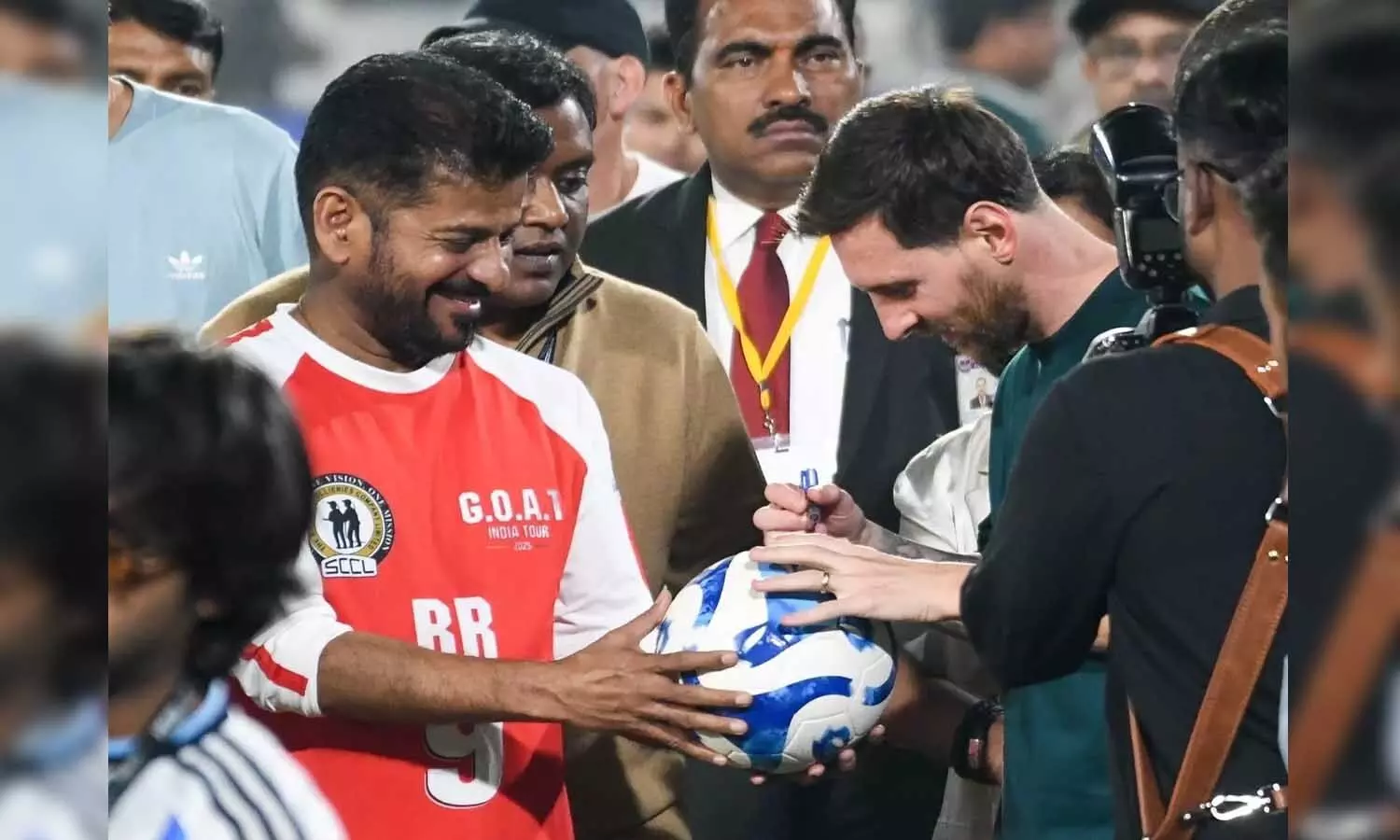 గోల్ కొట్టిన సీఎం రేవంత్‌.. మెస్సీ కూడా..