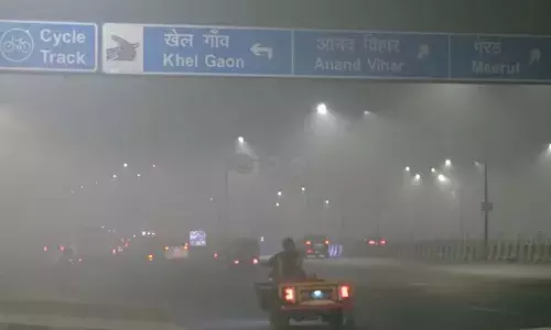 Delhi, AQI, heavy smog, reduces visibility, Delhis AQI surged to 387