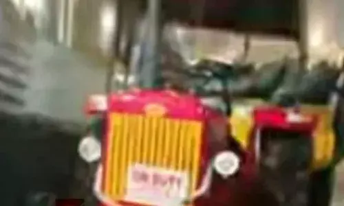 శబరిమలలో భక్తులపైకి దూసుకెళ్లిన ట్రాక్టర్ శబరిమలలో భక్తులపైకి దూసుకెళ్లిన ట్రాక్టర్