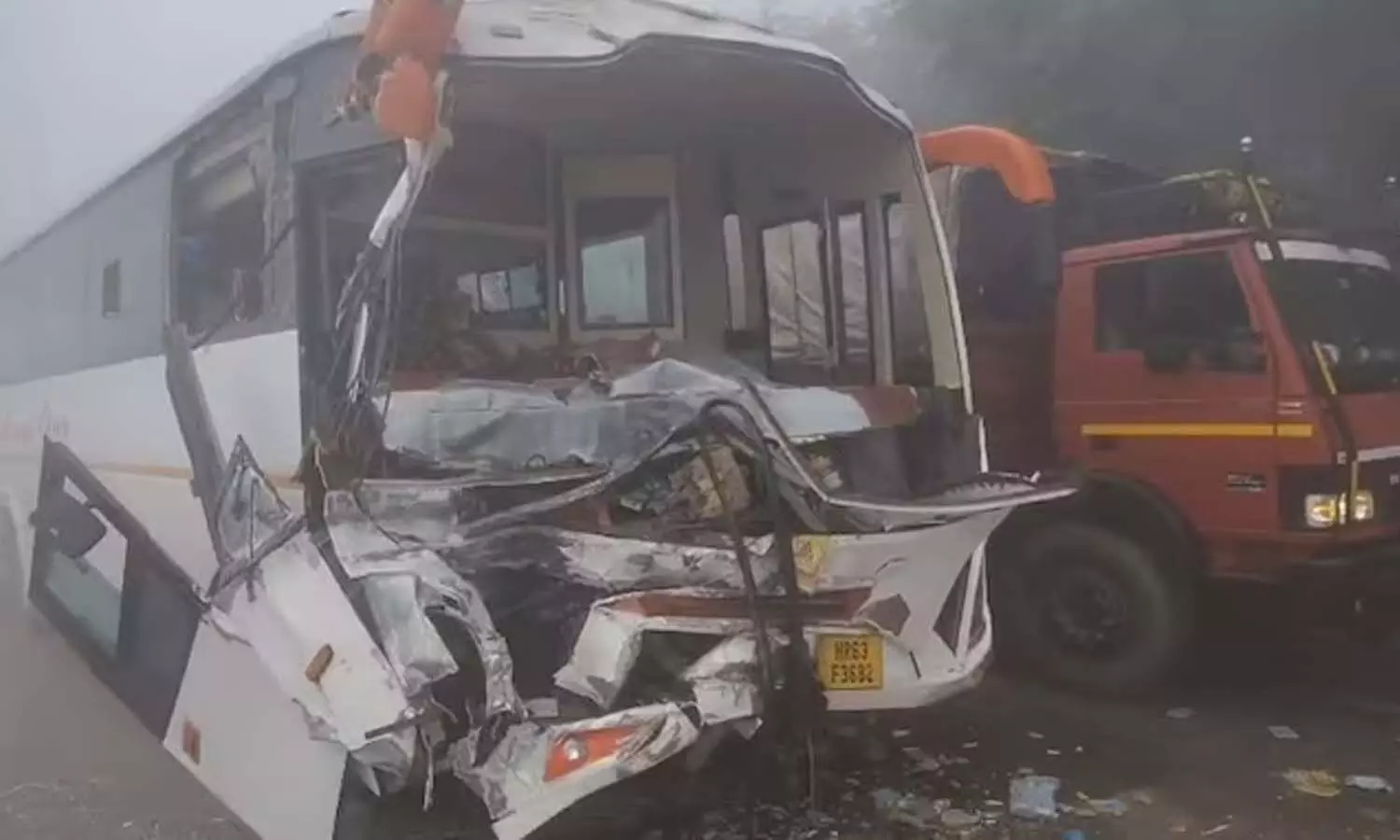 హర్యానా హైవేపై భారీ పొగమంచు.. ఒకదానికొకటి ఢీకొన్న 4 బస్సులు.. అనేక మందికి గాయాలు హర్యానా హైవేపై భారీ పొగమంచు.. ఒకదానికొకటి ఢీకొన్న 4 బస్సులు.. అనేక మందికి గాయాలు