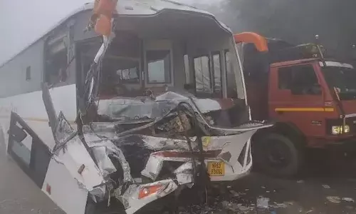 హర్యానా హైవేపై భారీ పొగమంచు.. ఒకదానికొకటి ఢీకొన్న 4 బస్సులు.. అనేక మందికి గాయాలు హర్యానా హైవేపై భారీ పొగమంచు.. ఒకదానికొకటి ఢీకొన్న 4 బస్సులు.. అనేక మందికి గాయాలు