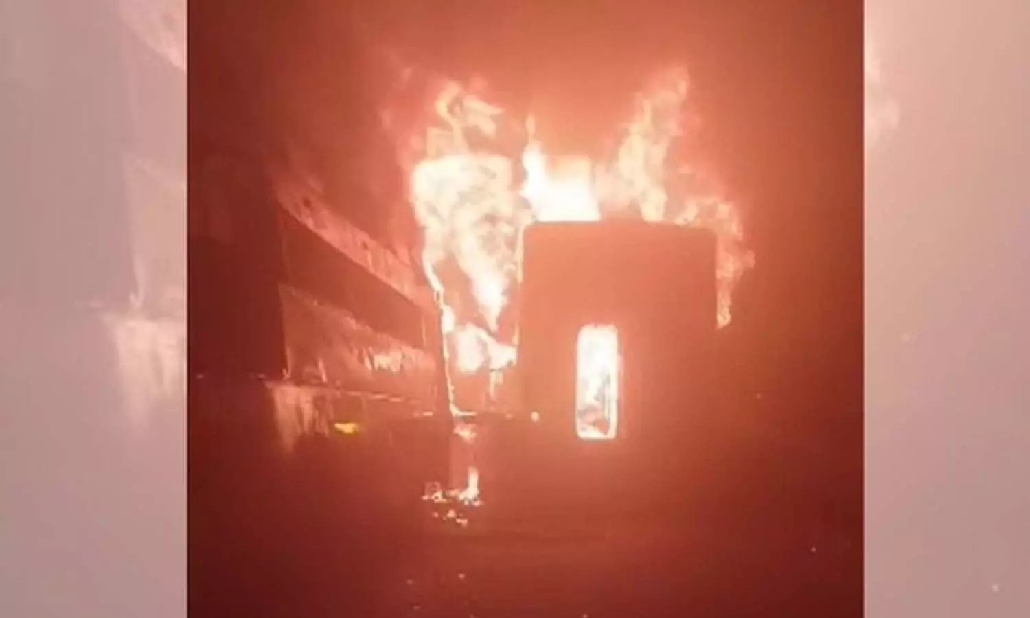 Vehicles collide due to dense fog, fire, Delhi-Agra Expressway, many feared dead Vehicles collide due to dense fog, fire, Delhi-Agra Expressway, many feared dead