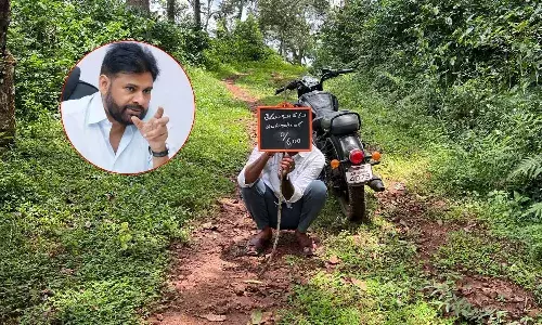 వేదికపై రోడ్డు కోసం విన్నపం.. సభ ముగిసేలోగా మంజూరు..! వేదికపై రోడ్డు కోసం విన్నపం.. సభ ముగిసేలోగా మంజూరు..!