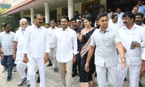 మెడికల్ కాలేజీలను ప్రైవేటుకు కట్టబెట్టడమే అతిపెద్ద స్కాం : వైఎస్ జగన్ మెడికల్ కాలేజీలను ప్రైవేటుకు కట్టబెట్టడమే అతిపెద్ద స్కాం : వైఎస్ జగన్