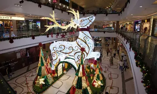 ఇనార్బిట్ మాల్‌లో ఆక‌ట్టుకుంటున్న‌ 30-అడుగుల భారీ రైన్డీర్ అలంకరణ