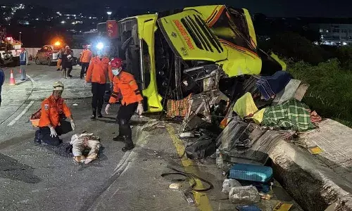 16 killed , passenger bus crash, Indonesia, international news