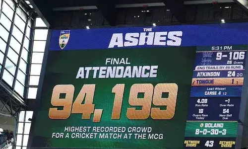 వికెట్ల పతనాన్ని వీక్షించేందుకు రికార్డు స్థాయిలో స్టేడియానికి వ‌చ్చిన ప్రేక్షకులు