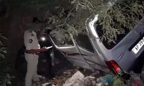 Two Killed, Mini Van Crashes into Tree, Vizianagaram, APnews