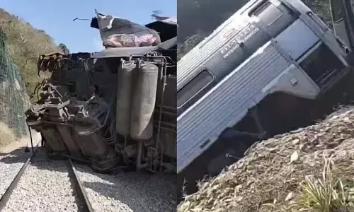International News, southern Mexico, train derailed, 13 people killed