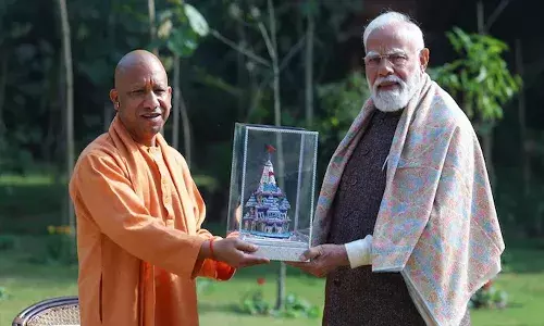 ఢిల్లీలో ప్రధాని మోదీని కలిసిన యోగి ఆదిత్యనాథ్.. బహుమతిగా..!