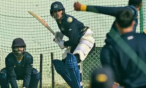 క్లబ్ స్థాయి బౌలర్లను కూడా ఆడలేకపోతున్నాడు.. ఓ రేంజ్ ట్రోల్స్..!