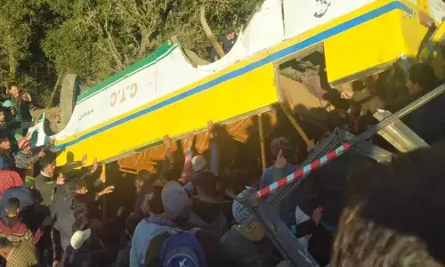 లోయలో పడ్డ‌ ప్రైవేట్ బస్సు.. 12 మంది దుర్మ‌ర‌ణం