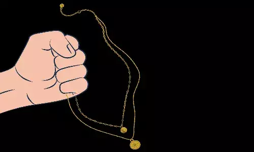 ప్రేమ పెళ్లి.. భర్త చేసిన అప్పులు తీర్చడానికి చైన్ స్నాచర్‌గా మారిన యువతి