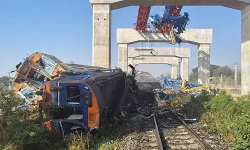 రైలుపై జారిపడిన క్రేన్.. 22 మంది మృతి