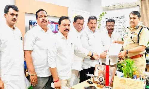 సీఎంపై చర్యలు తీసుకోవాలి : అడిషనల్ డీజీపీకి దాసోజు శ్రవణ్ ఫిర్యాదు