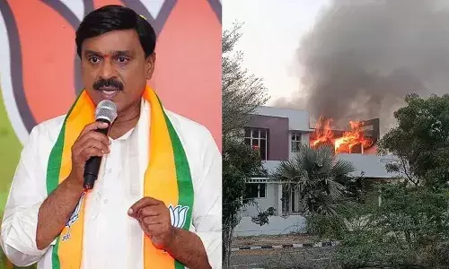 కర్ణాటకలో కలకలం.. గాలి జనార్ధన్ రెడ్డి ఇంటికి నిప్పు కర్ణాటకలో కలకలం.. గాలి జనార్ధన్ రెడ్డి ఇంటికి నిప్పు