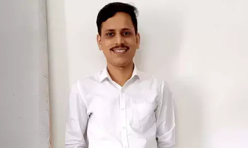 Professor stabbed to death, Mumbai local train, altercation with co-passenger, Crime