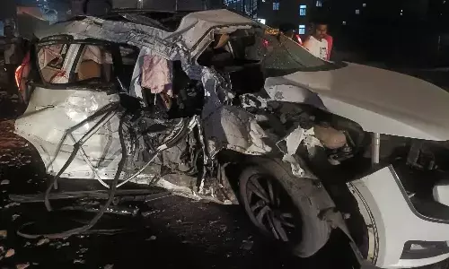 Hyderabad : అర్ధరాత్రి ఘోర రోడ్డు ప్రమాదం.. ఇద్దరు ఇంజినీరింగ్ విద్యార్థులు మృతి