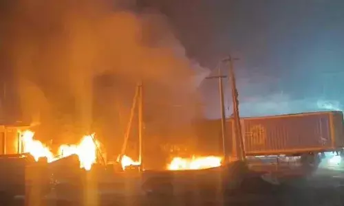 West Bengal driver burnt alive, road mishap, Kakinada district, APnews