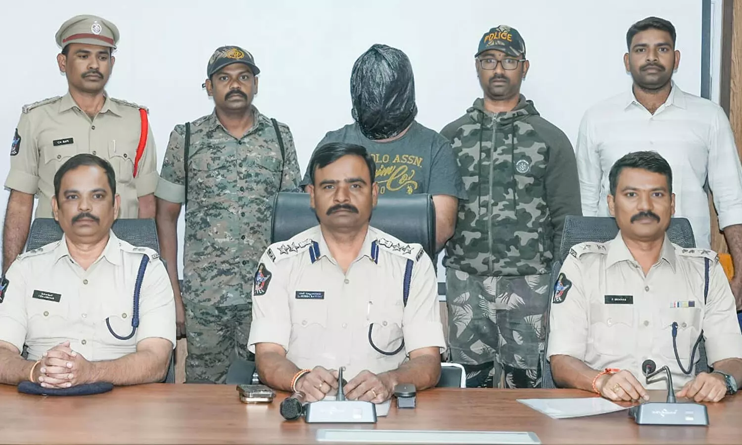 అంతర్జాతీయ ఎర్రచందన స్మగ్లర్ అరెస్ట్ అంతర్జాతీయ ఎర్రచందన స్మగ్లర్ అరెస్ట్