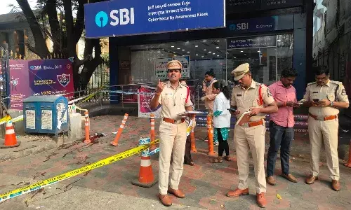 Hyderabad, robbers, opened fire, clothing merchant, Koti Bank Street Hyderabad, robbers, opened fire, clothing merchant, Koti Bank Street