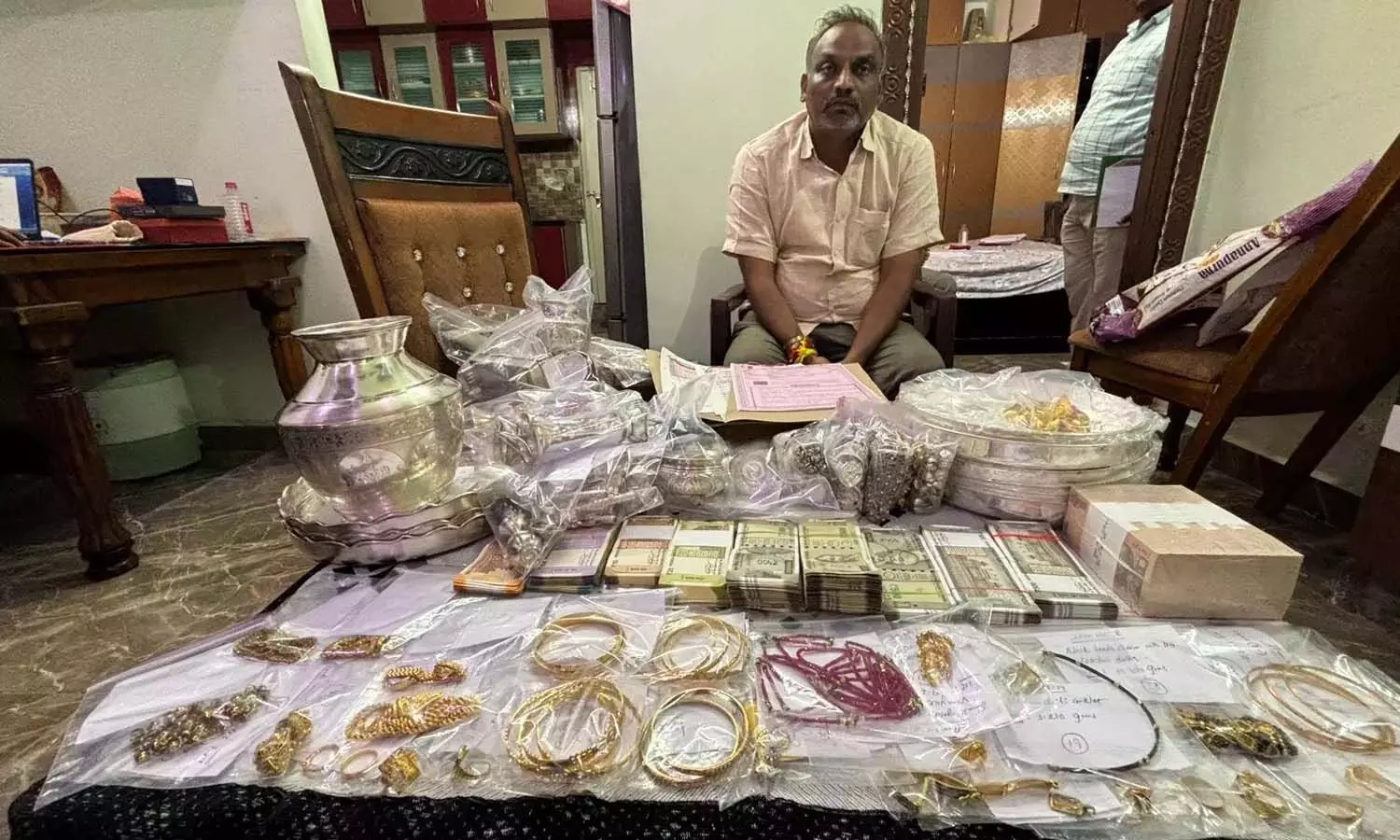 ACB, Darsi Municipal Commissioner, Yadala Maheshwara Rao, amassing assets, income, APnews ACB, Darsi Municipal Commissioner, Yadala Maheshwara Rao, amassing assets, income, APnews