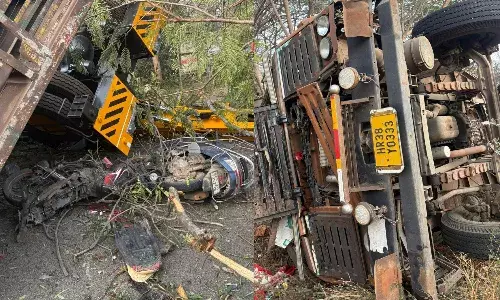 వికారాబాద్ జిల్లాలో ఘోర రోడ్డు ప్ర‌మాదం.. జేసీబీ మీద పడ‌టంతో..