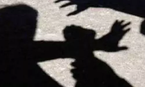 నిందితుడిని కోర్టులోకి తెచ్చారు.. న్యాయవాదులు చితకబాదారు..!