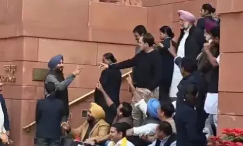 పార్లమెంట్ ఆవరణలో ద్రోహి వివాదం.. రాహుల్ గాంధీ అని కూడా చూడలేదు.!